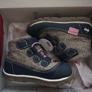 KIDS' SAM WATERPROOF BOOT IN BROWN/ NAVY
Size 6 NWT